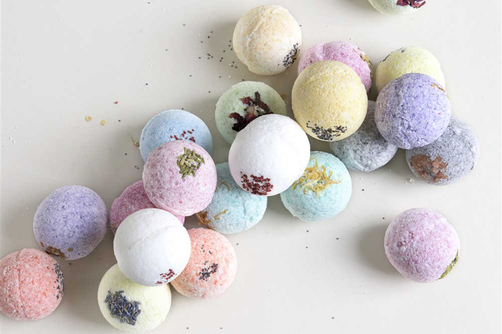 Natural Bath Bombs and Shower Steamers Gift Set - for anyone that like to Bath and Shower